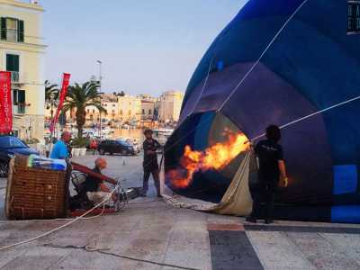 ...alla cui opera segue poi quella del bruciatore che spinge fuoco all�interno della bocca larga 4 metri di diametro